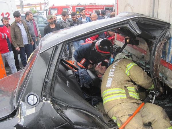 Bunun adı mucize! TIR'ın altına girdi geriye sadece bagaj kaldı - Resim: 4