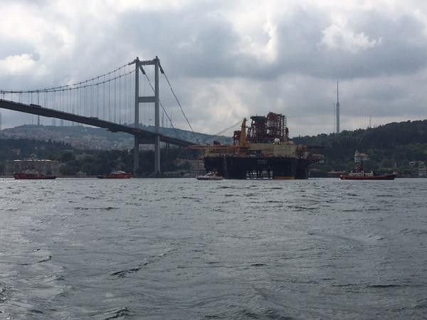 Boğaz'da dev platform alarmı: Ekipler çevresini sardı, seferler iptal! - Resim: 1