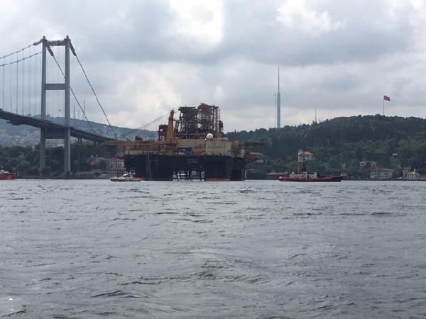 Boğaz'da dev platform alarmı: Ekipler çevresini sardı, seferler iptal! - Resim: 3