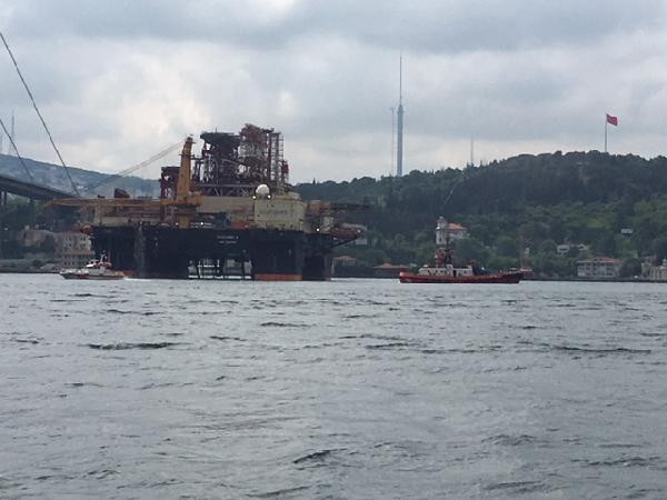 Boğaz'da dev platform alarmı: Ekipler çevresini sardı, seferler iptal! - Resim: 4