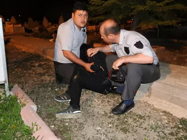 Çorum'da 'mezarlıkta gizemli kız' yakalandı! İşte o anlar... - Resim: 1