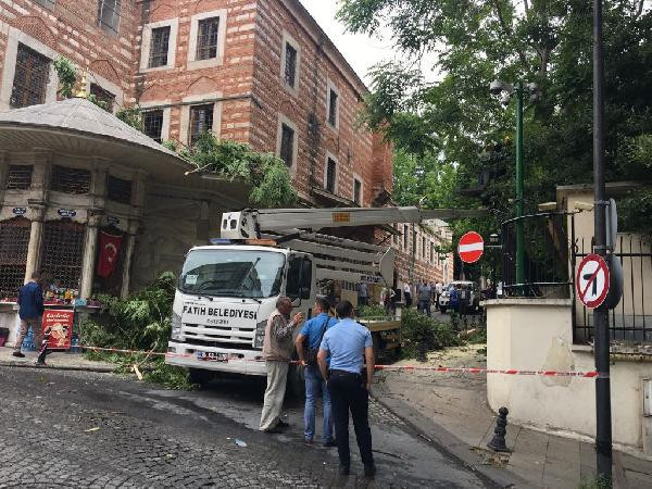 İstanbul'da sağanak yağmur caminin üstüne ağaç devirdi - Resim: 3