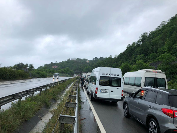 Sel ve heyelan vurdu! Karadeniz Sahil Yolu'nda ulaşım durdu! - Resim: 3