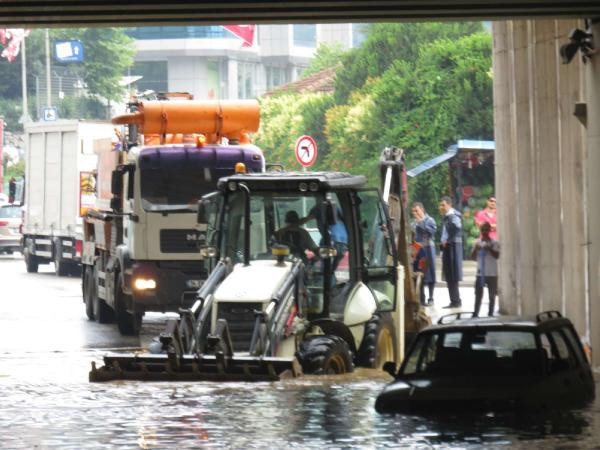 Araçlar mahsur kaldı yol kapatıldı! İstanbul'da korkunç manzara - Resim: 1