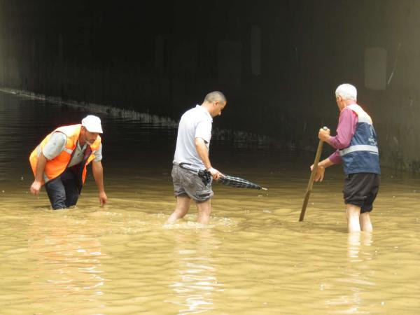 Araçlar mahsur kaldı yol kapatıldı! İstanbul'da korkunç manzara - Resim: 2