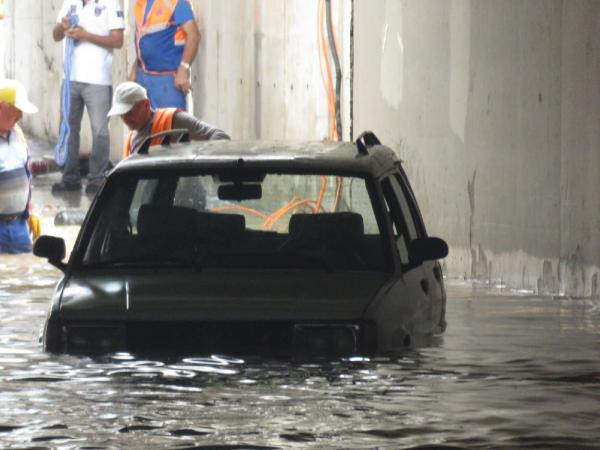 Araçlar mahsur kaldı yol kapatıldı! İstanbul'da korkunç manzara - Resim: 4