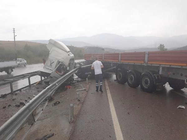 Önündeki TIR’a çarpan TIR’ın kabini koptu - Resim: 1