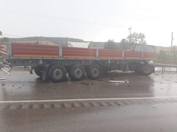Önündeki TIR’a çarpan TIR’ın kabini koptu - Resim: 3