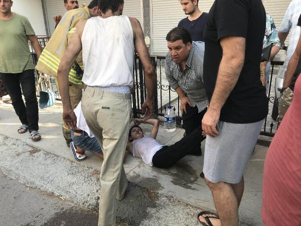 Çocuklarını aşağı attı! İstanbul'da dehşet anları - Resim: 1