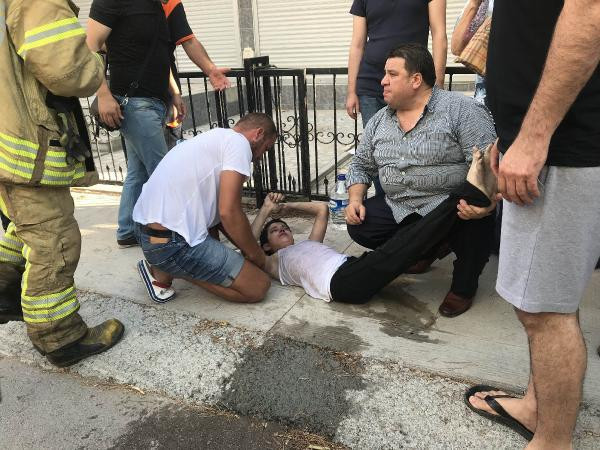 Çocuklarını aşağı attı! İstanbul'da dehşet anları - Resim: 2