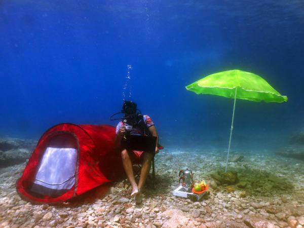 Oyuncu Burak Sevinç, deniz dibine kamp kurdu - Resim: 1