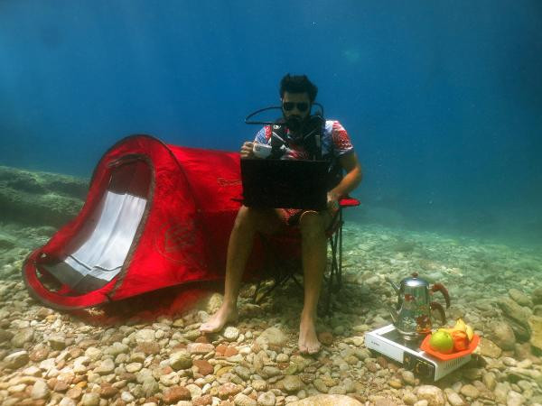 Oyuncu Burak Sevinç, deniz dibine kamp kurdu - Resim: 4