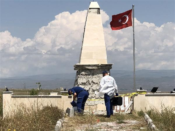 Kars'ta şehitler anıtına saldırı! - Resim: 1