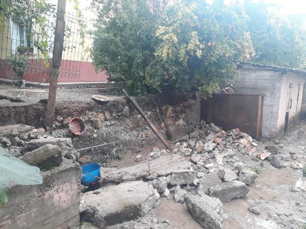 Bilecik'te sel suları bahçe duvarını yıktı - Resim: 2