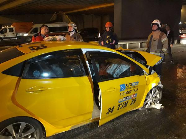 İstanbul'da feci kaza: Taksici hayatını kaybetti! - Resim: 1
