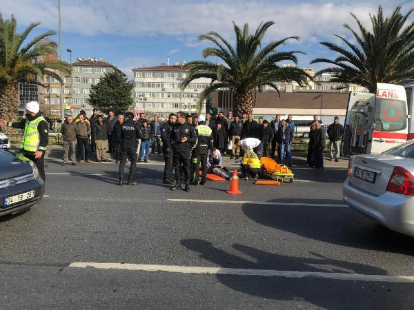 Motosiklet dehşeti: Önce yayaya sonra duraktakilere çarptı! - Resim: 1