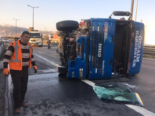 TEM'de TIR devrildi: Ankara yönü ulaşıma kapandı! - Resim: 2