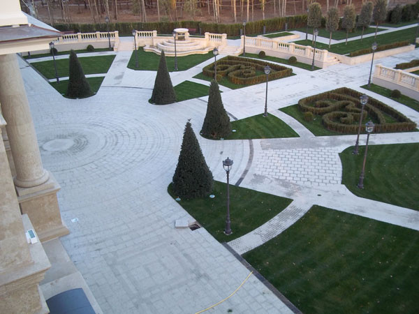 Delik çoraplarla saraya sızdı! - Resim: 2