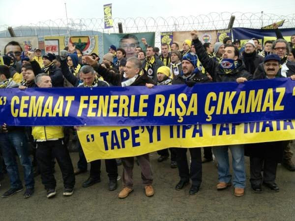 F.Bahçe taraftarından cemaat pankartı - Resim: 1