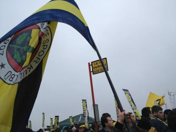 F.Bahçe taraftarından cemaat pankartı - Resim: 3