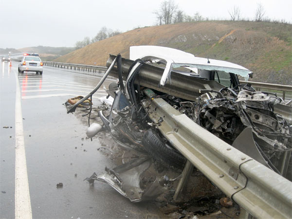 Bariyer önden girdi arkadan çıktı - Resim: 4