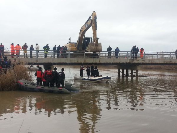 Nehre uçan otomobile ulaşıldı - Resim: 1