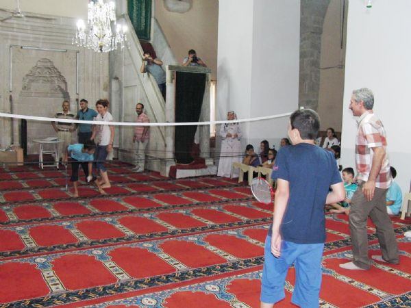 Cami'ye böyle girilir mi bu yapılır mı? - Resim: 2