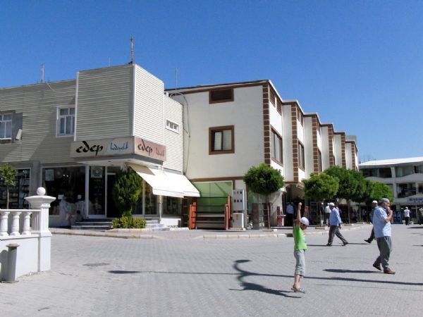 Nakşilerin akın ettiği Menzil'de örtü altında ibadet - Resim: 2