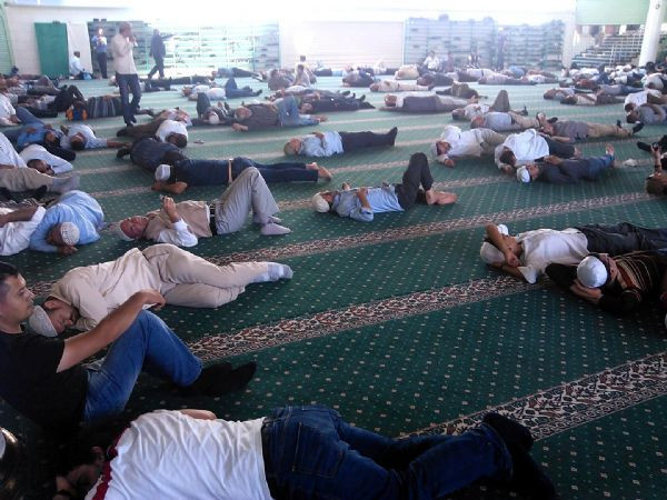 Nakşilerin akın ettiği Menzil'de örtü altında ibadet - Resim: 3