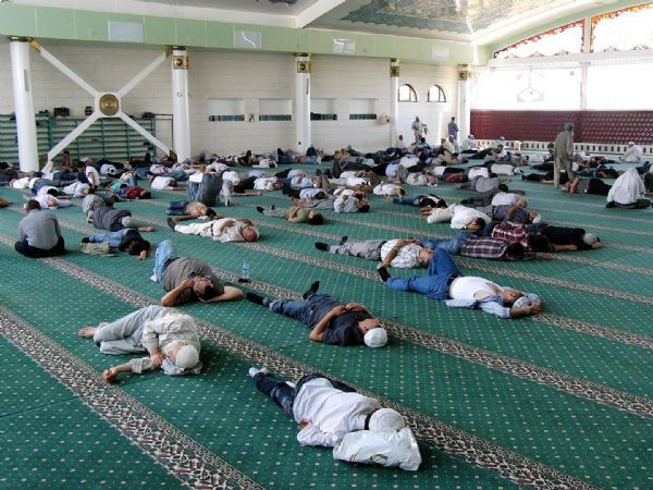 Nakşilerin akın ettiği Menzil'de örtü altında ibadet - Resim: 4