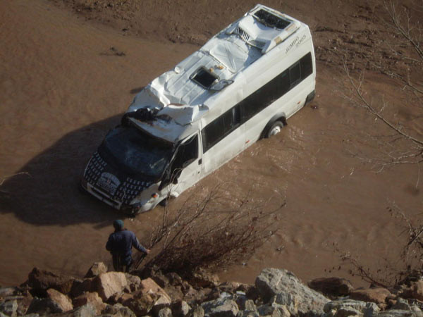 Minibüs şarampole uçtu çok sayıda ölü var - Resim: 1