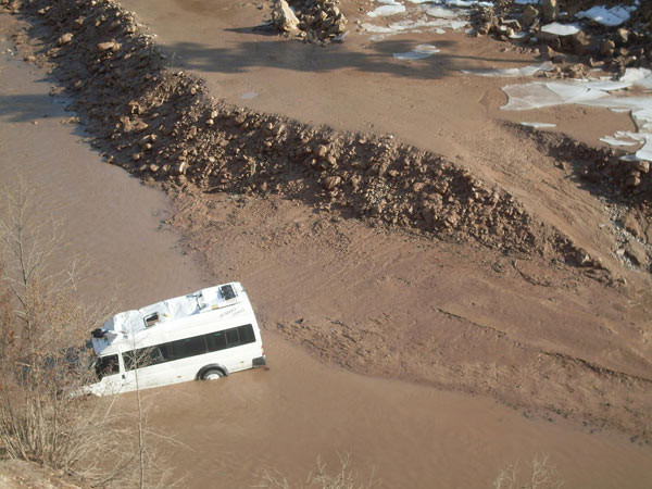 Minibüs şarampole uçtu çok sayıda ölü var - Resim: 2