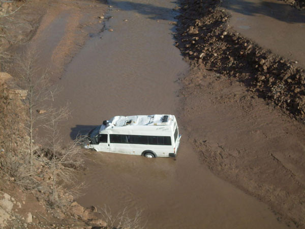 Minibüs şarampole uçtu çok sayıda ölü var - Resim: 3