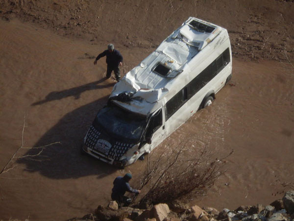 Minibüs şarampole uçtu çok sayıda ölü var - Resim: 4
