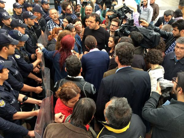 Soma'da avukatlara ters kelepçeli gözaltı  - Resim: 2