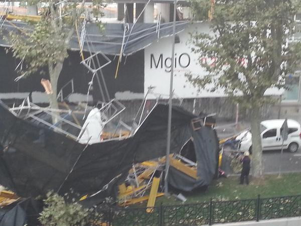 Taksim'de iskele çöktü - Resim: 4