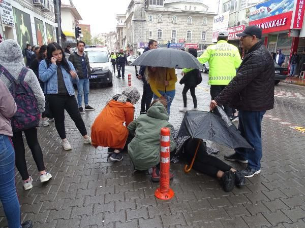 Otomobilin çarptığı liseli yaralıya ıslanmasın diye şemsiye tuttular - Resim: 1