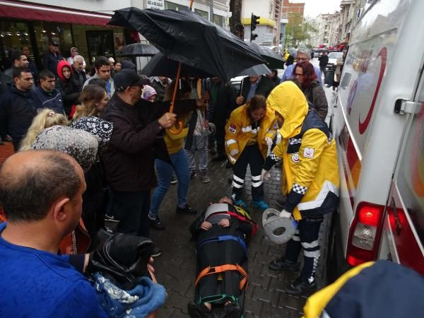 Otomobilin çarptığı liseli yaralıya ıslanmasın diye şemsiye tuttular - Resim: 2