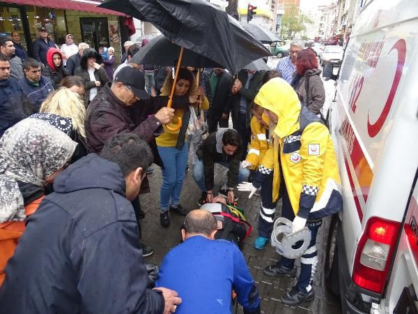 Otomobilin çarptığı liseli yaralıya ıslanmasın diye şemsiye tuttular - Resim: 3