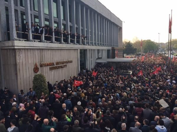 Saraçhane'de mazbata sonrası Ekrem İmamoğlu kalabalığı - Resim: 3