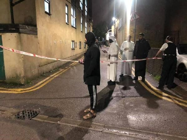 Londra'da camiye zorla girmek isteyen silahlı saldırganı cemaat engelledi - Resim: 2