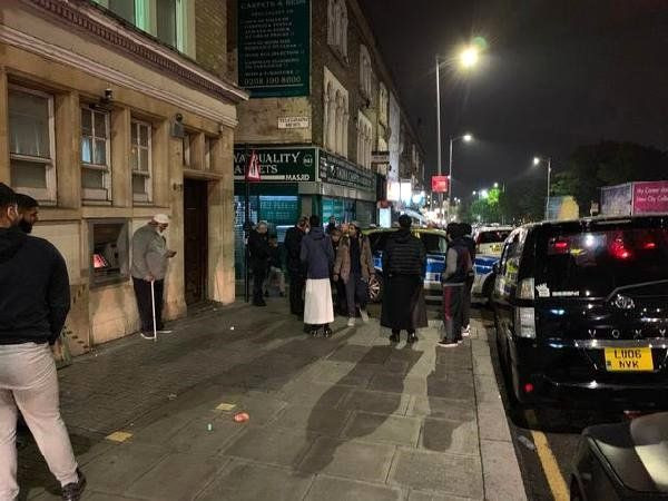 Londra'da camiye zorla girmek isteyen silahlı saldırganı cemaat engelledi - Resim: 3