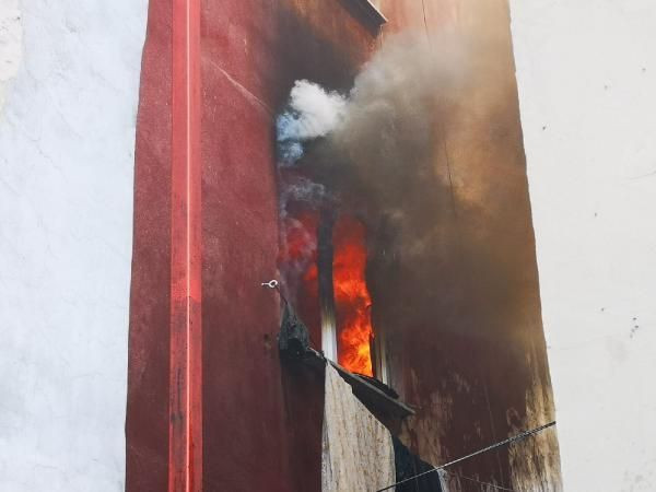 Ataşehir'de yangında can pazarı! Çocukları battaniyeye atıp ikinci kattan atladı - Resim: 3