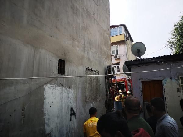 Ataşehir'de yangında can pazarı! Çocukları battaniyeye atıp ikinci kattan atladı - Resim: 4