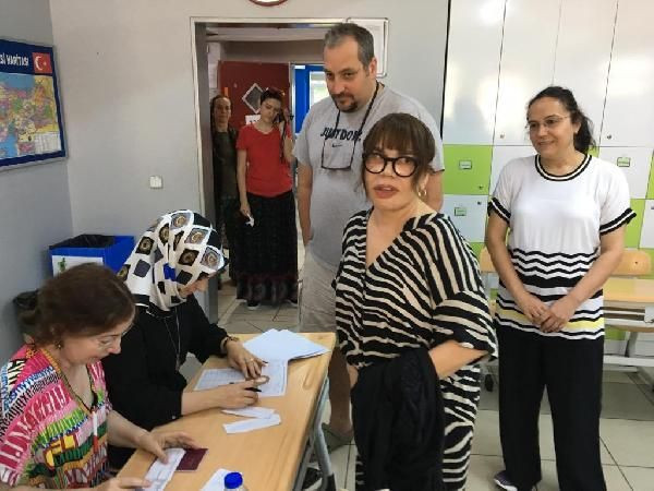 Sezen Aksu seçimde oy verdi : Başıma bir iş gelmeyecek değil mi? - Resim: 3