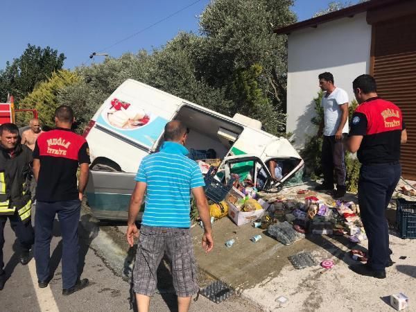 Minibüs, trafik levhasına ardından çöp konteynerine çarptı: 3 yaralı - Resim: 1