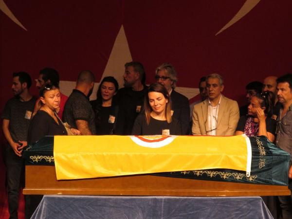 Enis Fosforoğlu'nun cenazesinde Hamdi Alkan ve eşinden skandal kare - Resim: 1