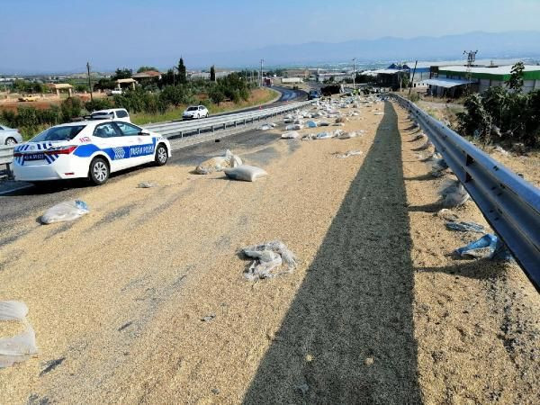 Yem yüklü kamyon traktöre çarptı! Ortalık savaş alanına döndü! 2 ölü var - Resim: 1