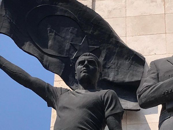 Karısının ve kendisinin heykelini yaptıran başkandan yeni skandal - Resim: 2