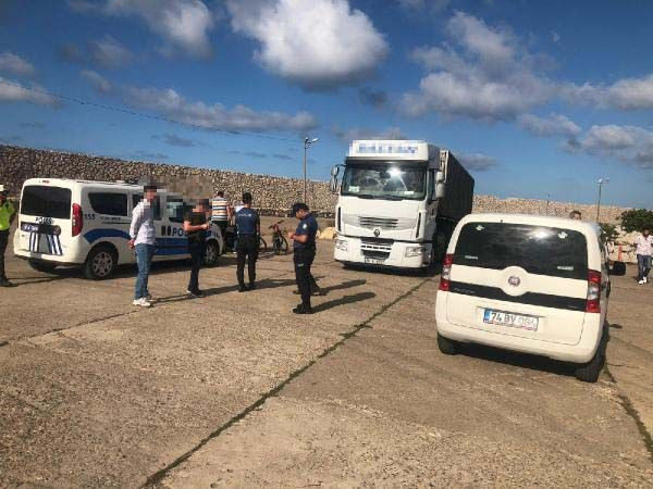 Bartın'da denize kamyonla atık boşaltırken yakalandı - Resim: 2